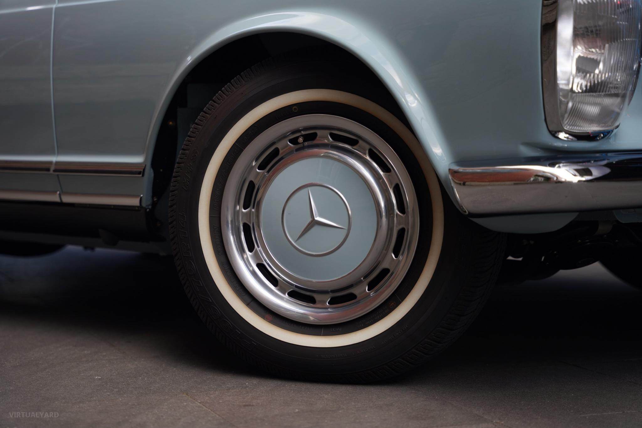 1970 Mercedes Benz 280SL Roadster 2dr 