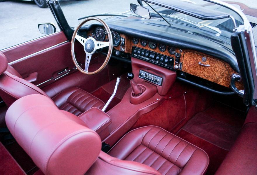 Jaguar-E-Type-S3-V12-25