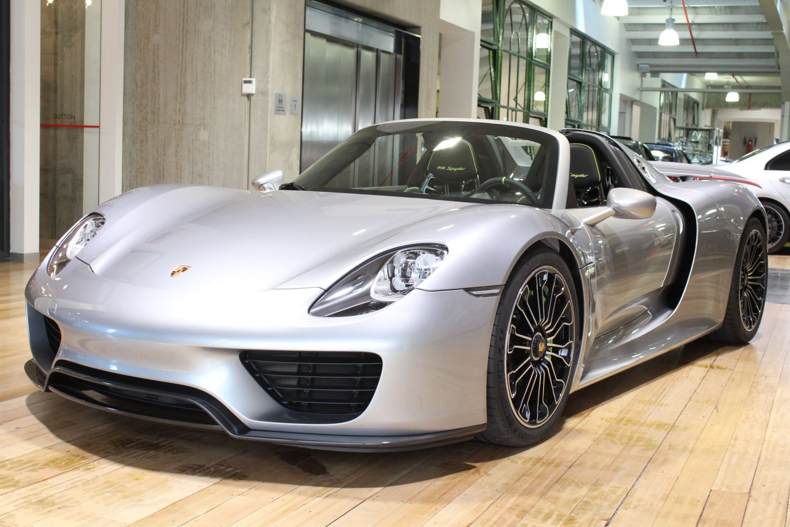 Порше 918 Spyder Gold