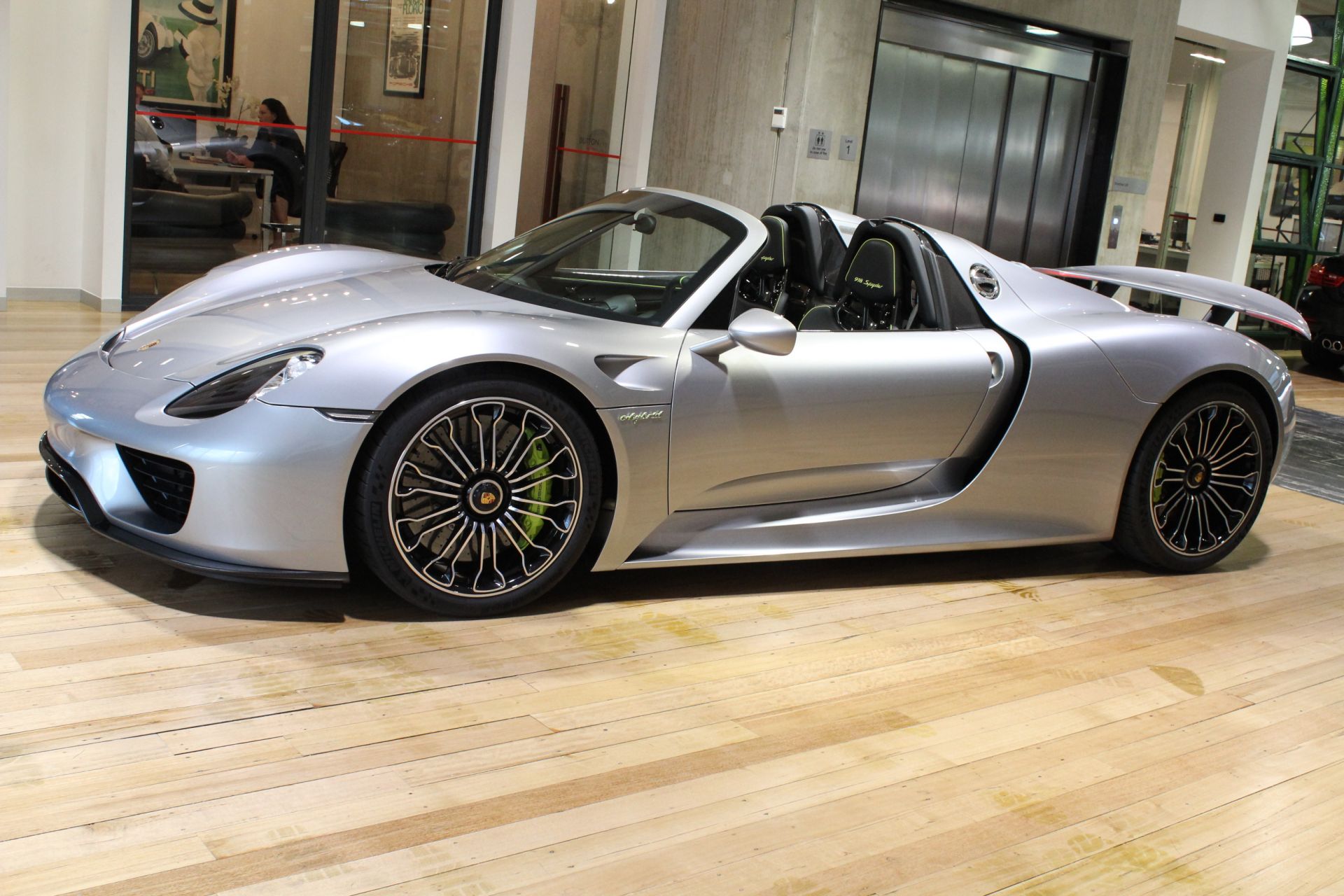 Спортивный Порше 918