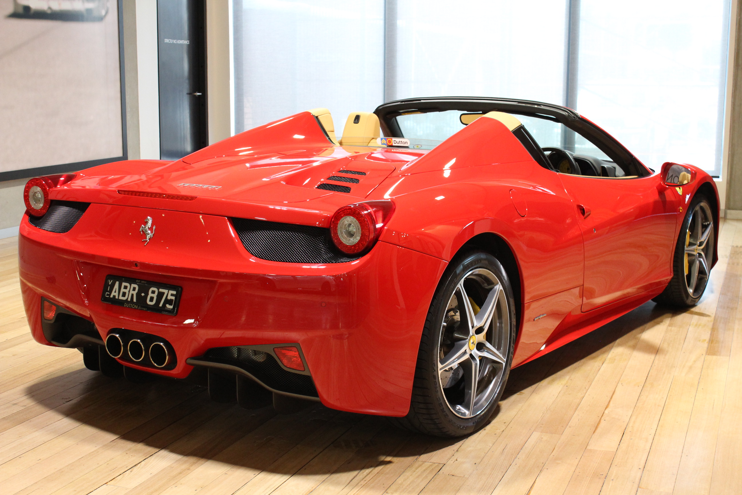 Феррари 458 Spider белый спортивный