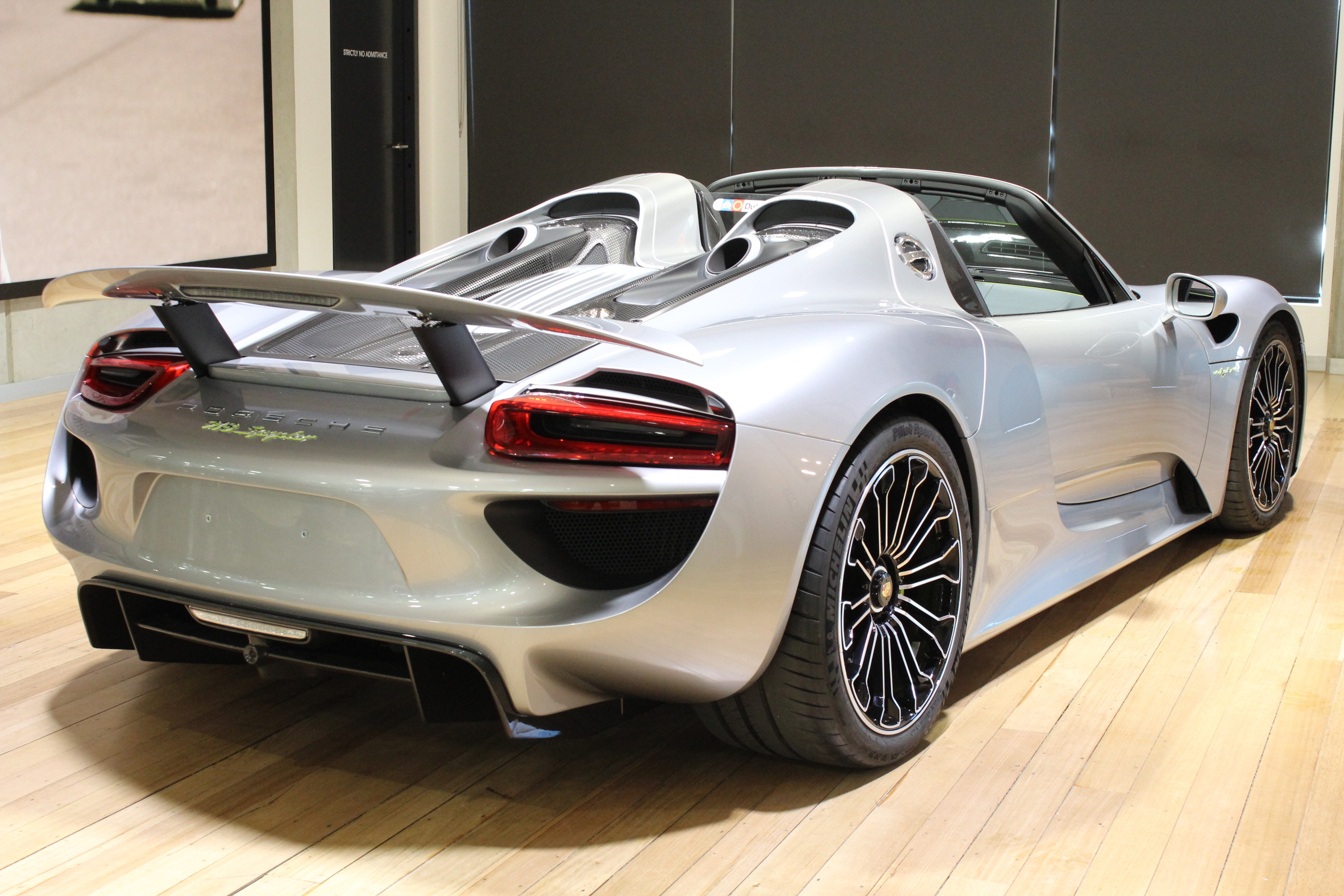 Порше 918 Спайдер зеленый