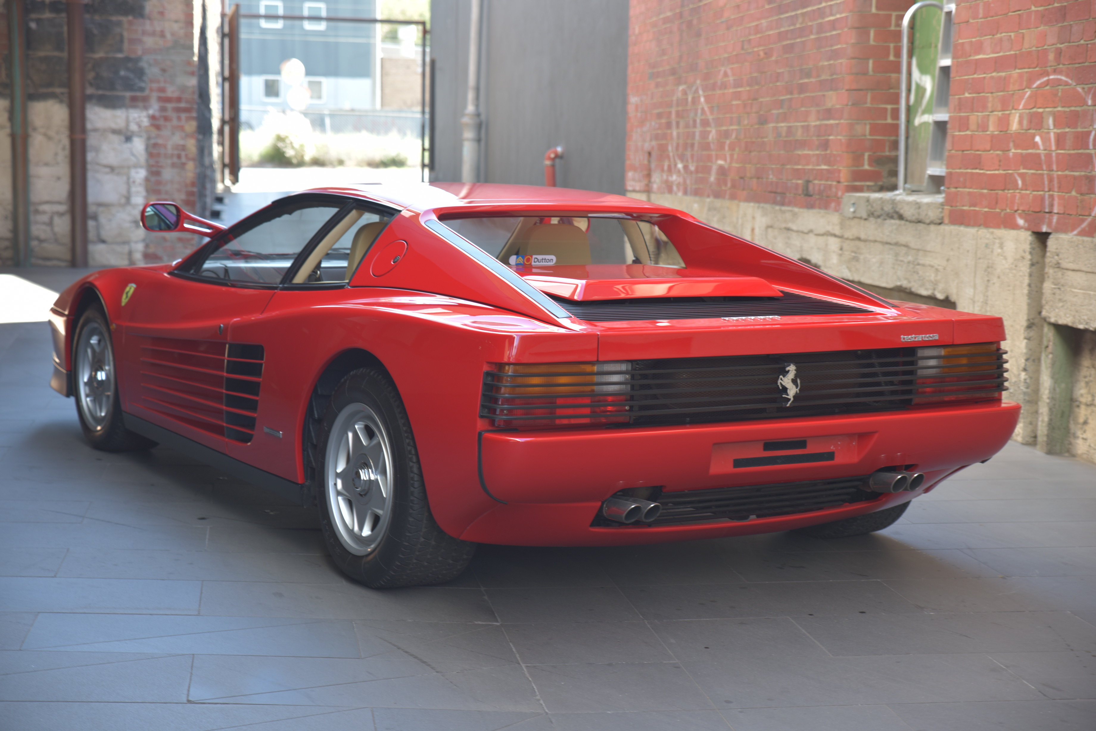 Ferrari Testarossa в ретровейв