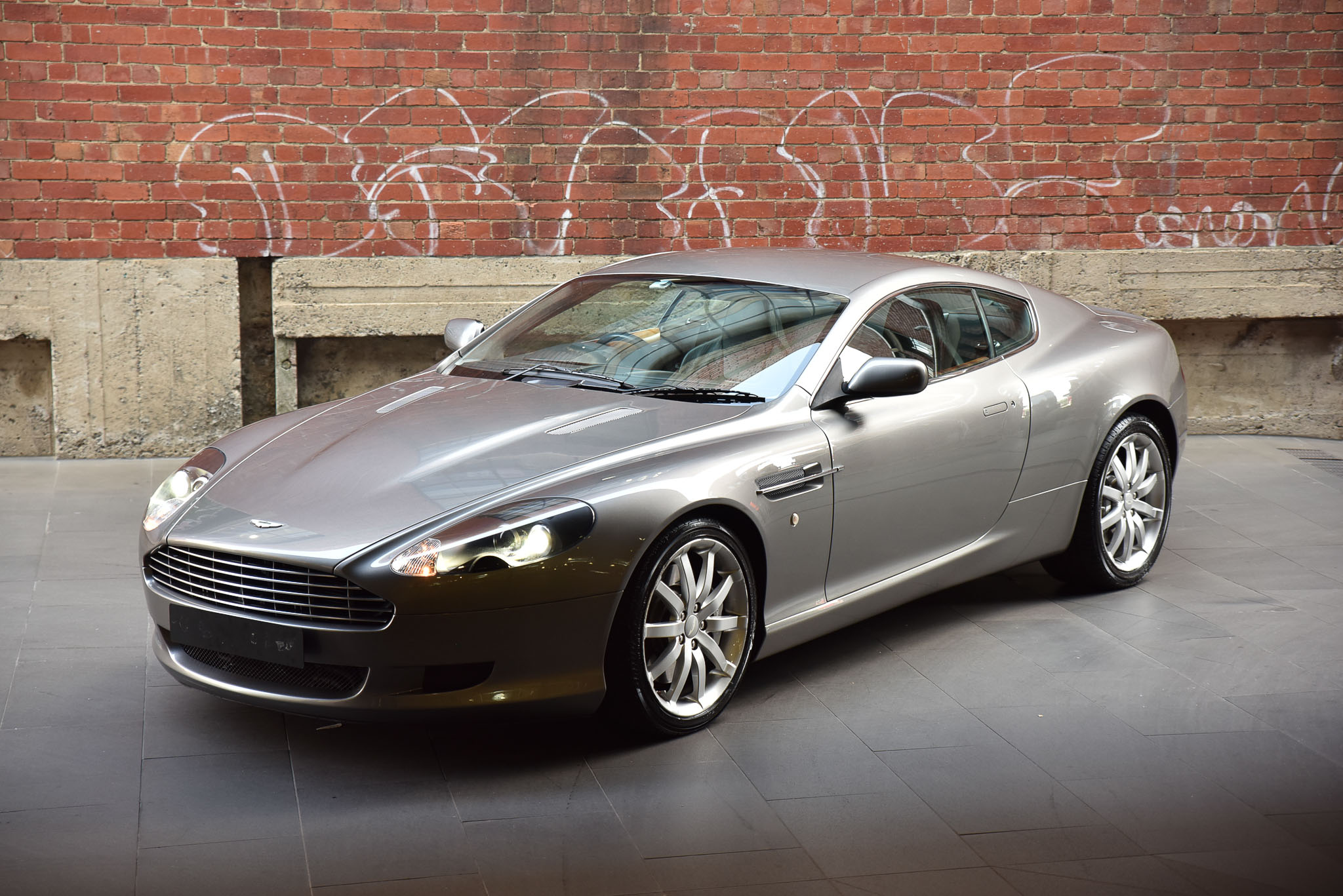 Aston martin db9 2004